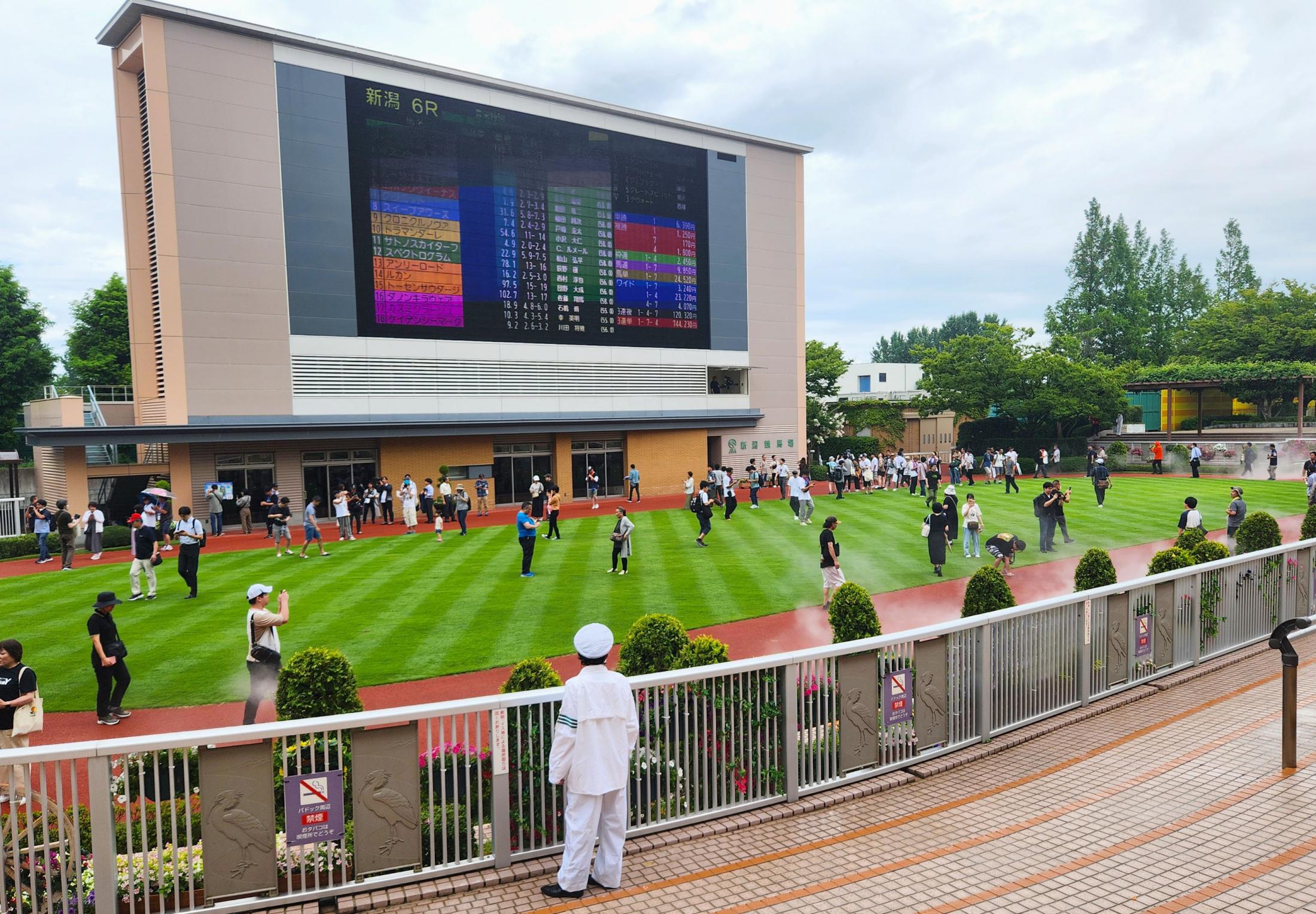 レース中断でイベントも、JRA　ファン賛否、新潟競馬で暑熱対策