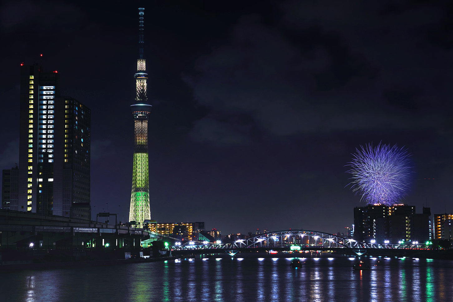 隅田川花火大会」が7月27日（土）に開催！ スカイツリーを背景に2万発が打ち上がる。当日は交通規制にご注意を。（KURU KURA（くるくら）） -  Yahoo!ニュース