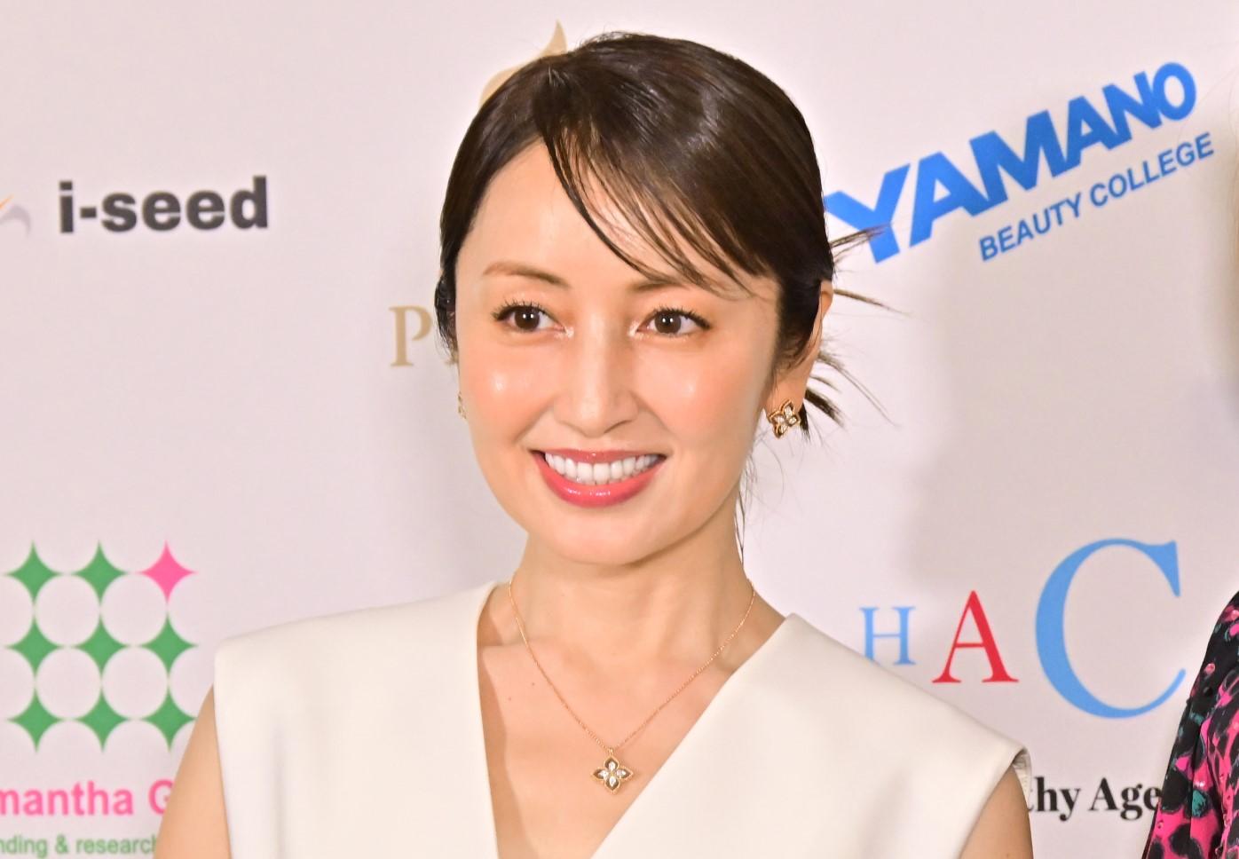 矢田亜希子＞大人の夏コーデ プリーツスカート、フレアトップスで品よく（毎日キレイ） - Yahoo!ニュース