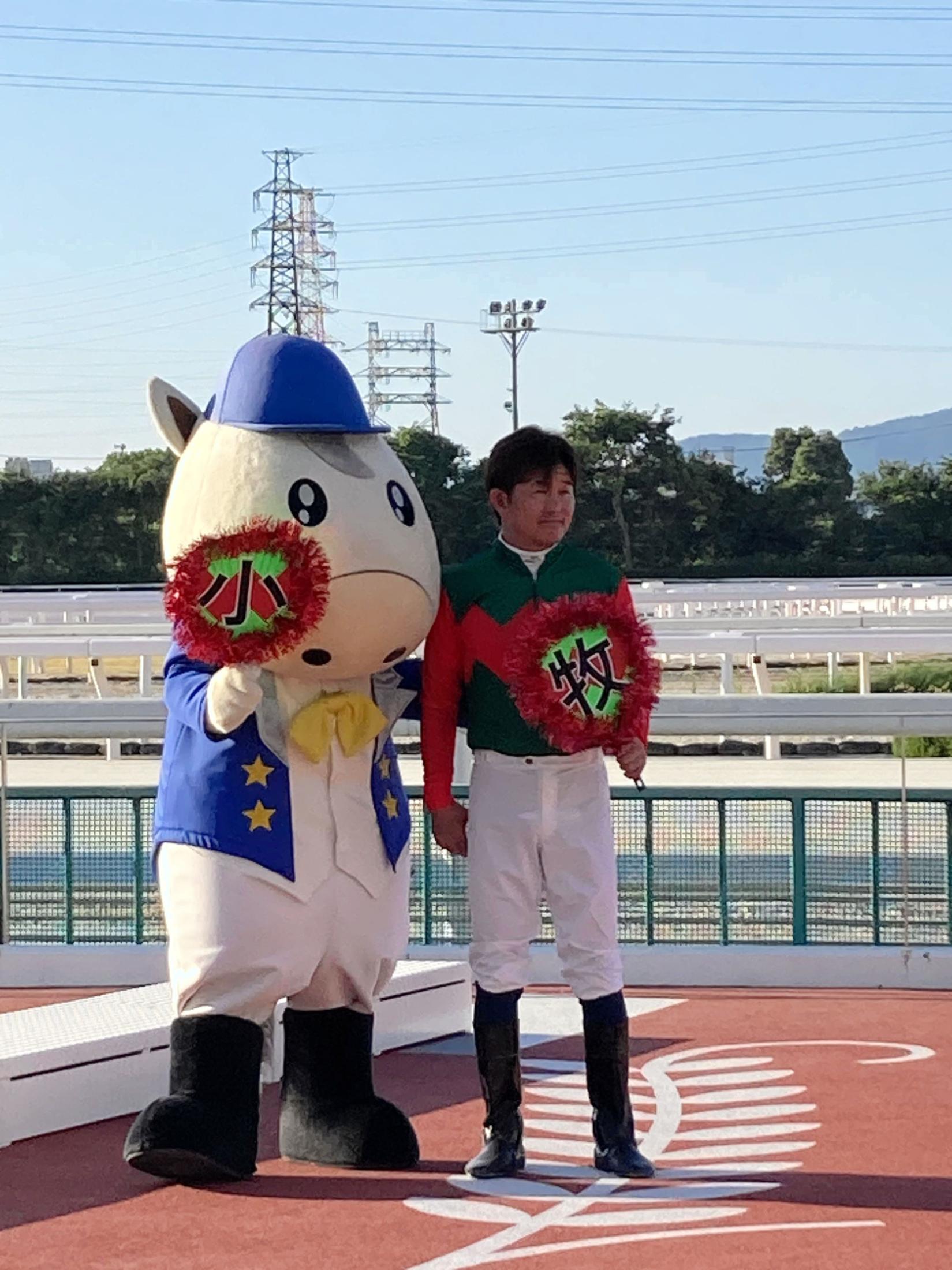 小牧太“中央競馬見返す”ファン紹介式で新たな野望！