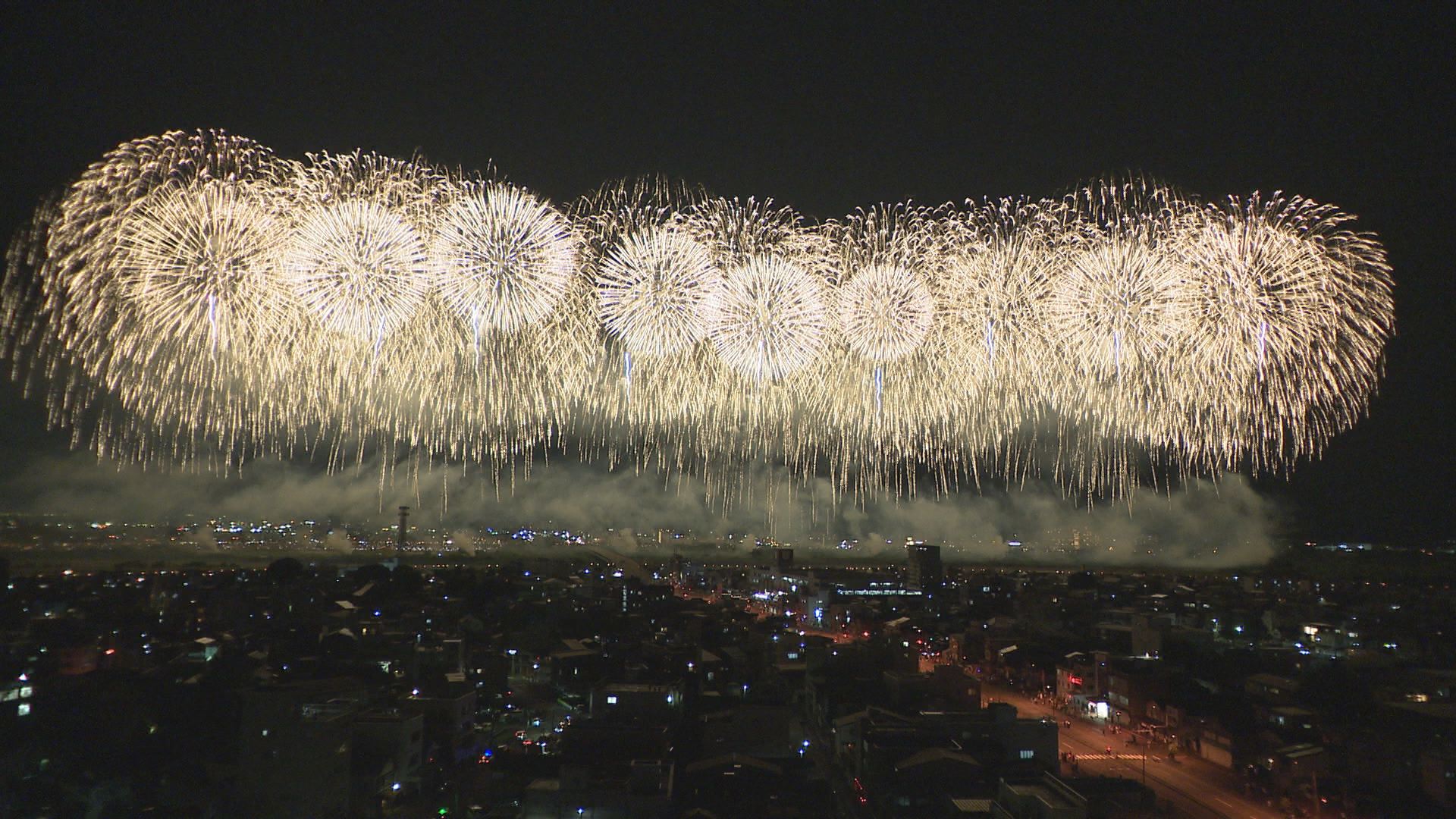 日本三大花火“長岡まつり大花火大会”打ち上げ始まる 有料観覧席約34万席はすでに完売 週末開催に多くの人で賑わう【新潟】（新潟ニュースNST） -  Yahoo!ニュース