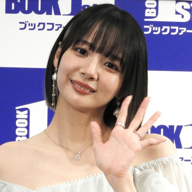 “役満ボディ”岡田紗佳 大胆写真集「エネルギーを沢山頂きました」握手会の盛況に感謝