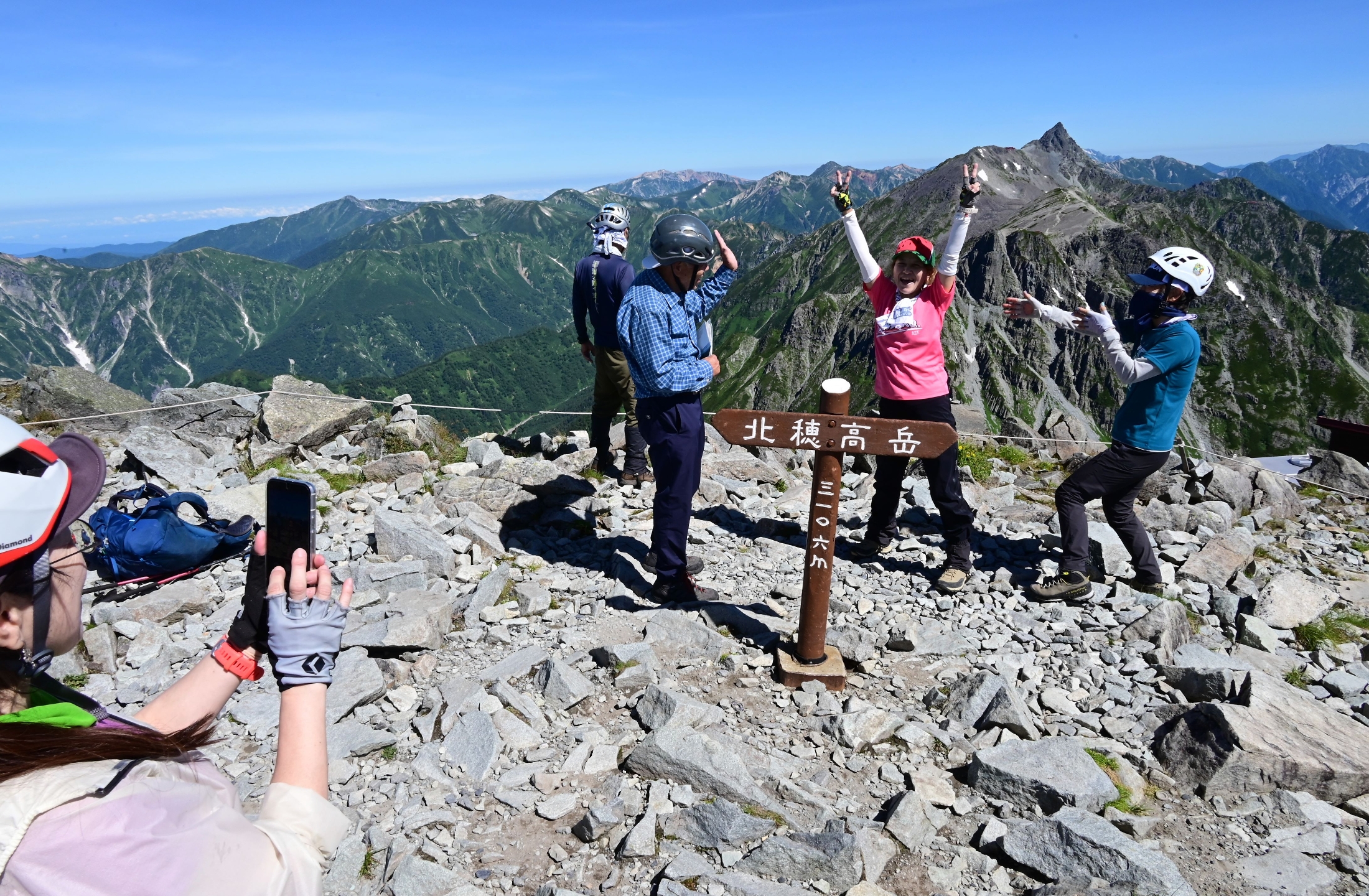 富士山も望める大パノラマ最高 北アルプスはいよいよ夏本番、登山者でにぎわい（信濃毎日新聞デジタル） - Yahoo!ニュース