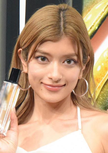 ローラ＞水着ショットを公開 「スーパーボディー」「トレーニングのモチベ上がった」の声 大自然で滝に打たれる（毎日キレイ） - Yahoo!ニュース