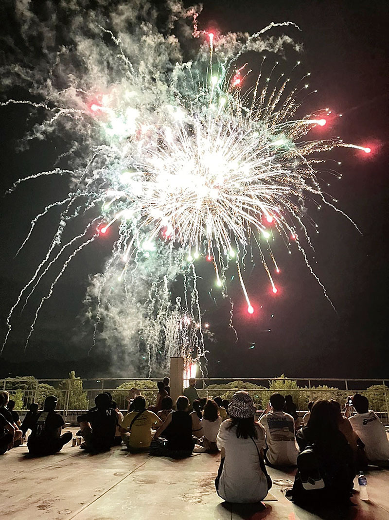 埼玉にあった大絶景“花火大会”16日に開催へ 圧倒的な迫力の秘密、じつは山々に音が反響する地形だった 閉校した学校屋上から花火堪能、有名になりつつある街の代表イベント（埼玉新聞）  - Yahoo!ニュース