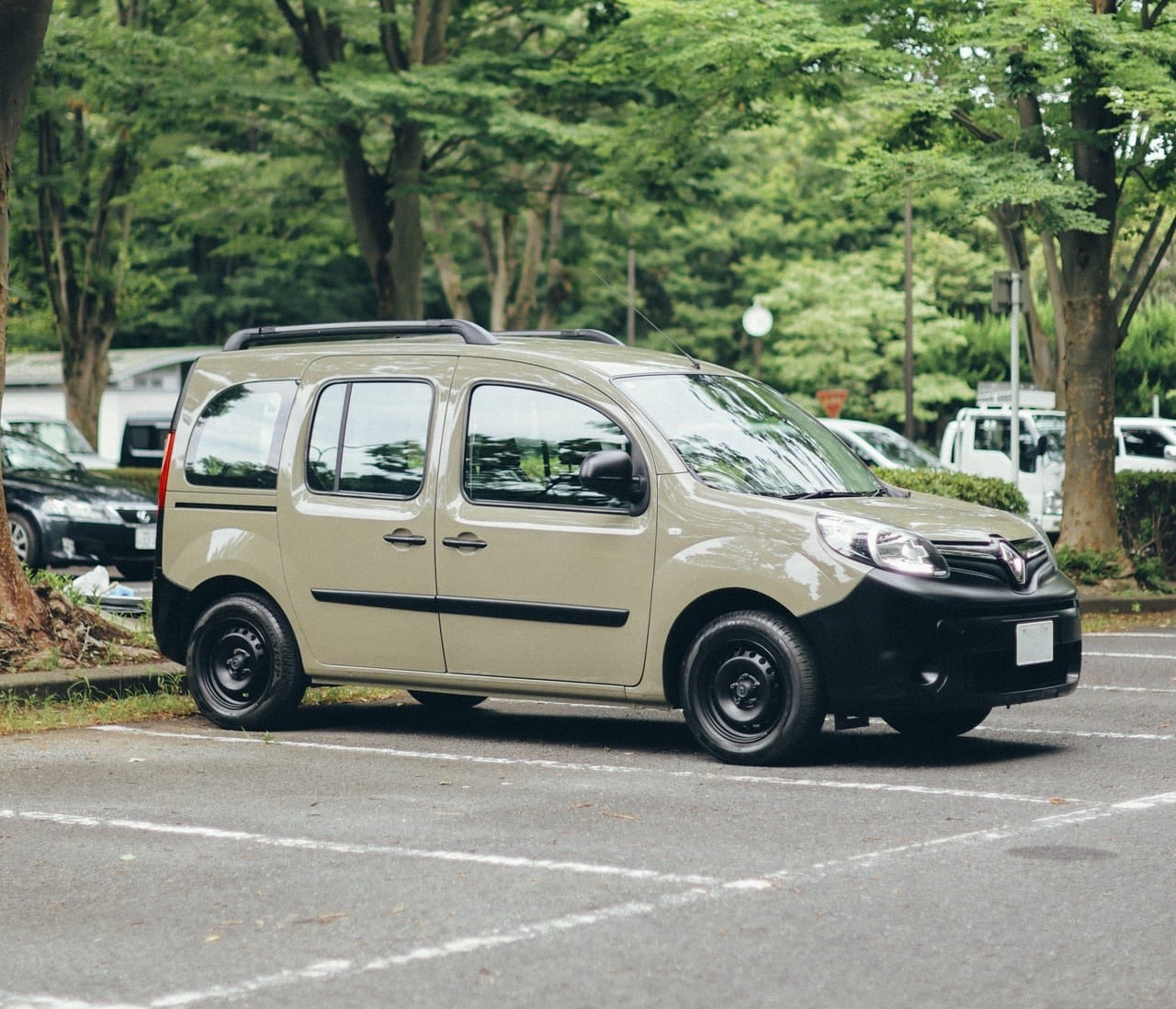 フランス発の商用車「ルノー カングー」が、2人と1匹の暮らしを自由に、快適なものに変えてくれる！【俺たちの“ノリモノ”語り！】（MEN'S  NON-NO WEB） - Yahoo!ニュース