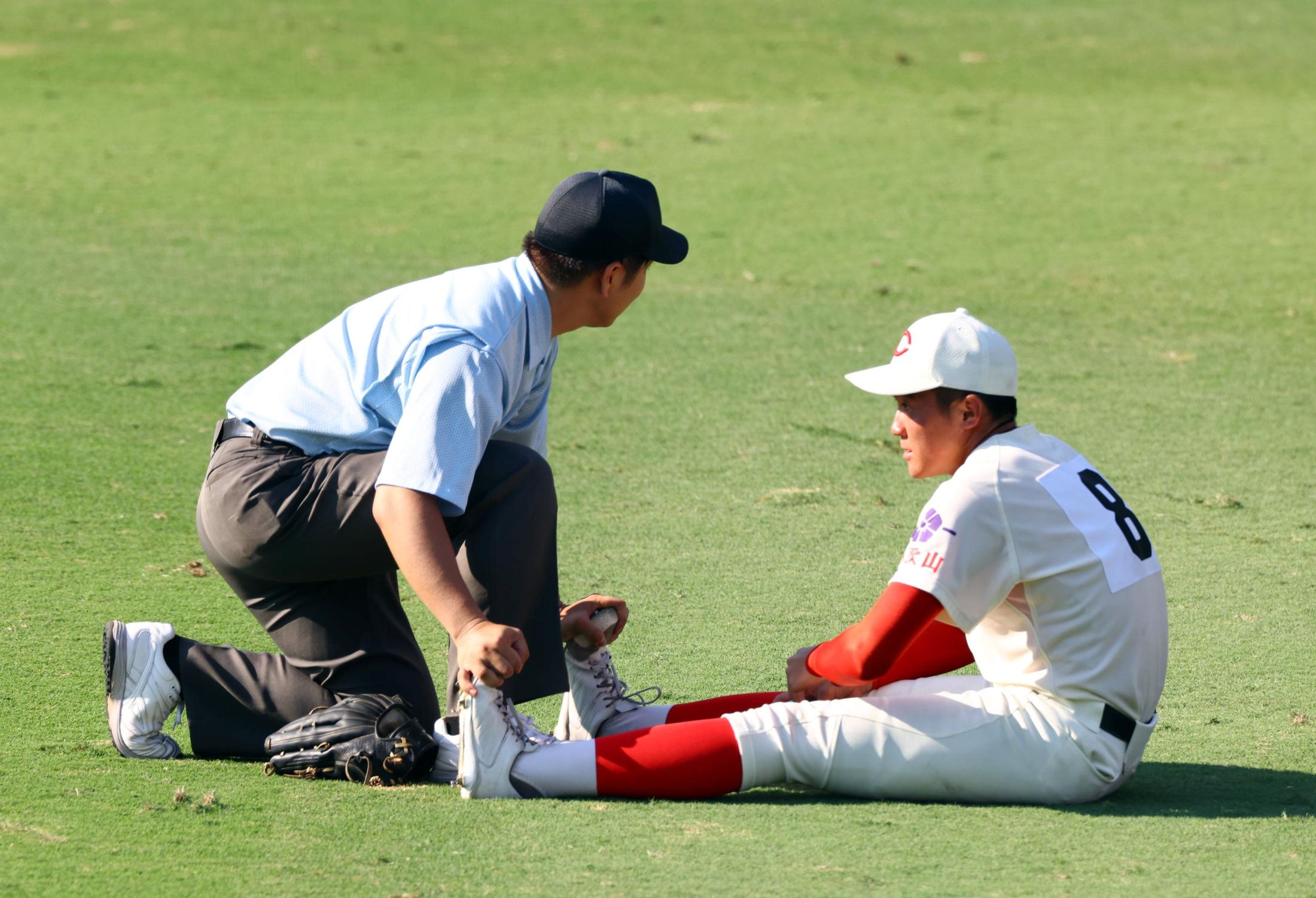 智弁和歌山 審判員が笑顔で足をつった選手に駆け寄る→担架運ばれるまで寄り添い「若くていい感じや」（デイリースポーツ） - Yahoo!ニュース