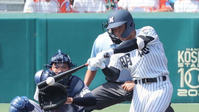 高校野球】明徳義塾の主将・平尾成歩が執念のファインプレーも途中交代 仲間に背負われベンチへ 観客からは拍手（日テレNEWS NNN） -  Yahoo!ニュース