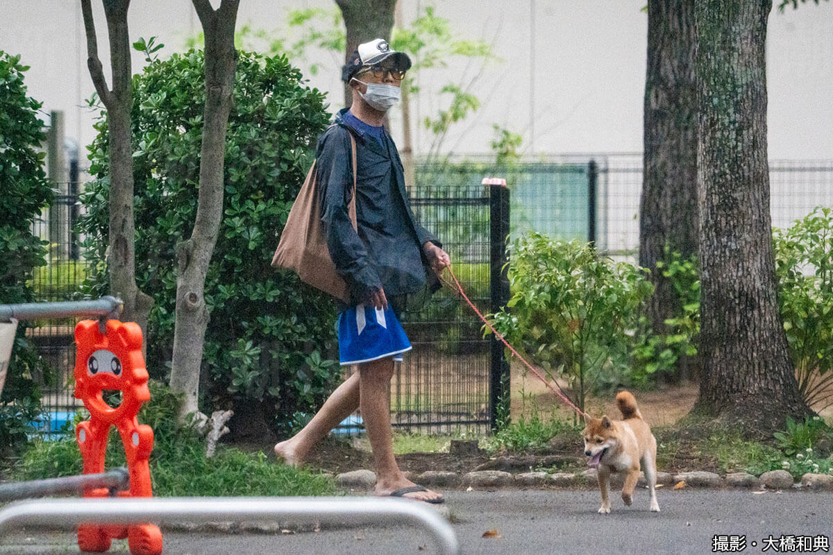 市川猿之助「一家心中」事件から丸1年の激変ぶり 愛らしい柴犬とともに公園へ【スクープその後】（デイリー新潮） - Yahoo!ニュース