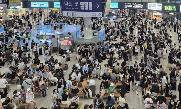 パニックに陥った釜山駅…ＫＴＸの脱線で「蒸し風呂駅」に