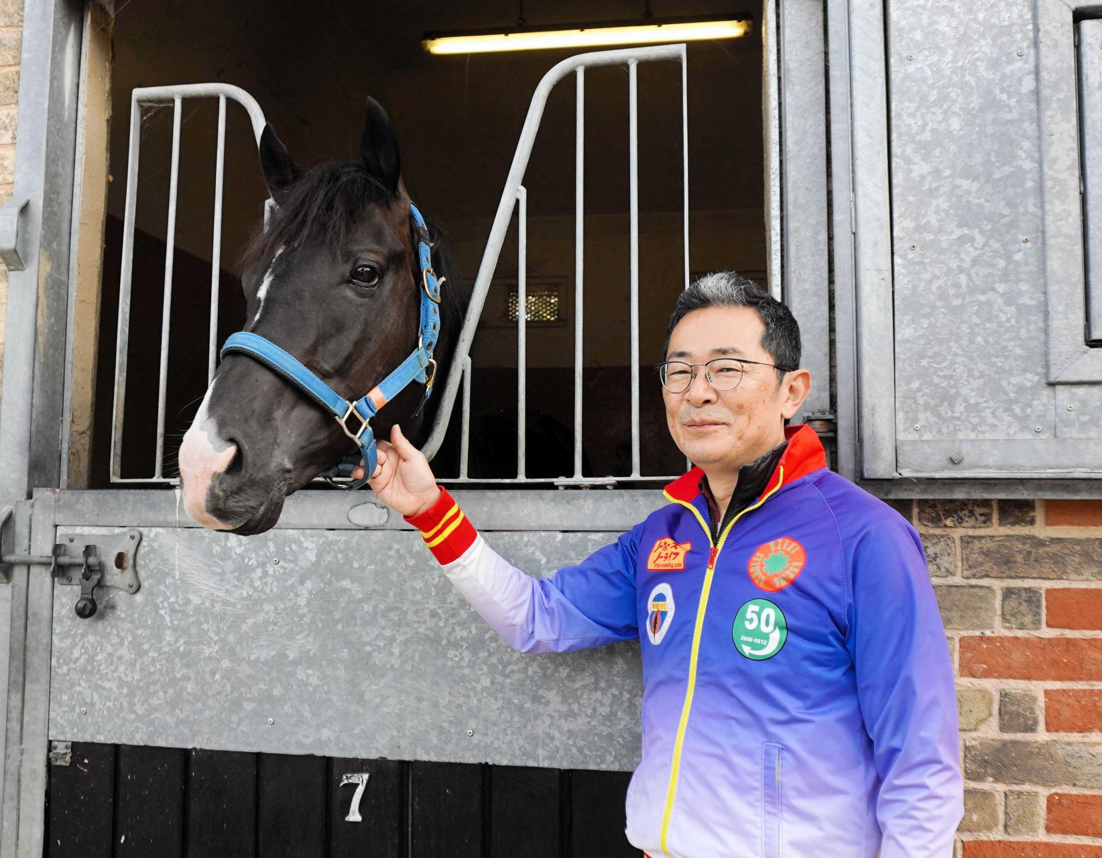 ドゥレッツァ　海外戦目前に現地厩舎内でダグとハッキング　尾関師「順調に来ています」前日はスクーリングを行う予定