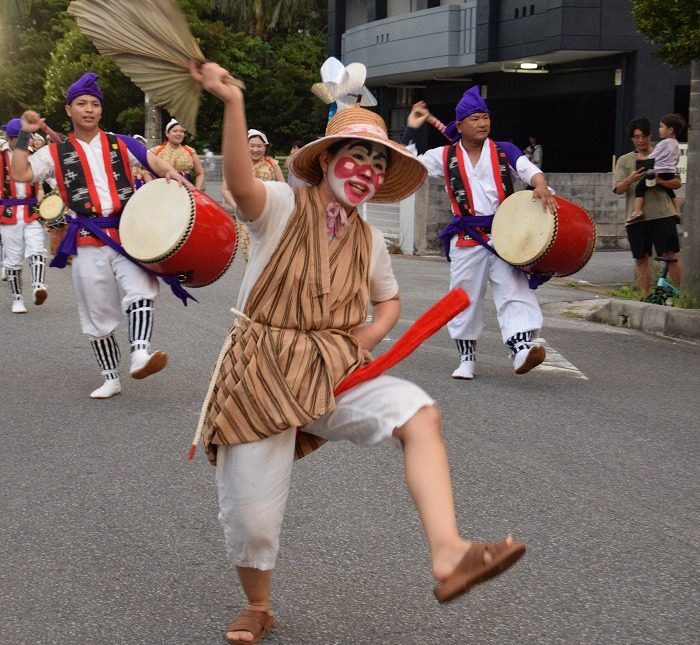 旧盆エイサー、女性版「チョンダラー」が活躍 宜野湾・伊佐青年会、石川さん憧れかなえる 沖縄（琉球新報） - Yahoo!ニュース