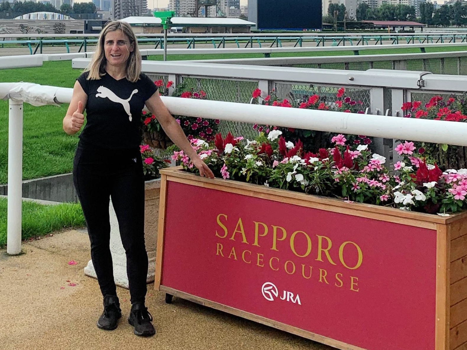 フランスの女性騎手サンチアゴが札幌競馬場を訪問「馬も私も２００％の力を出せるように」