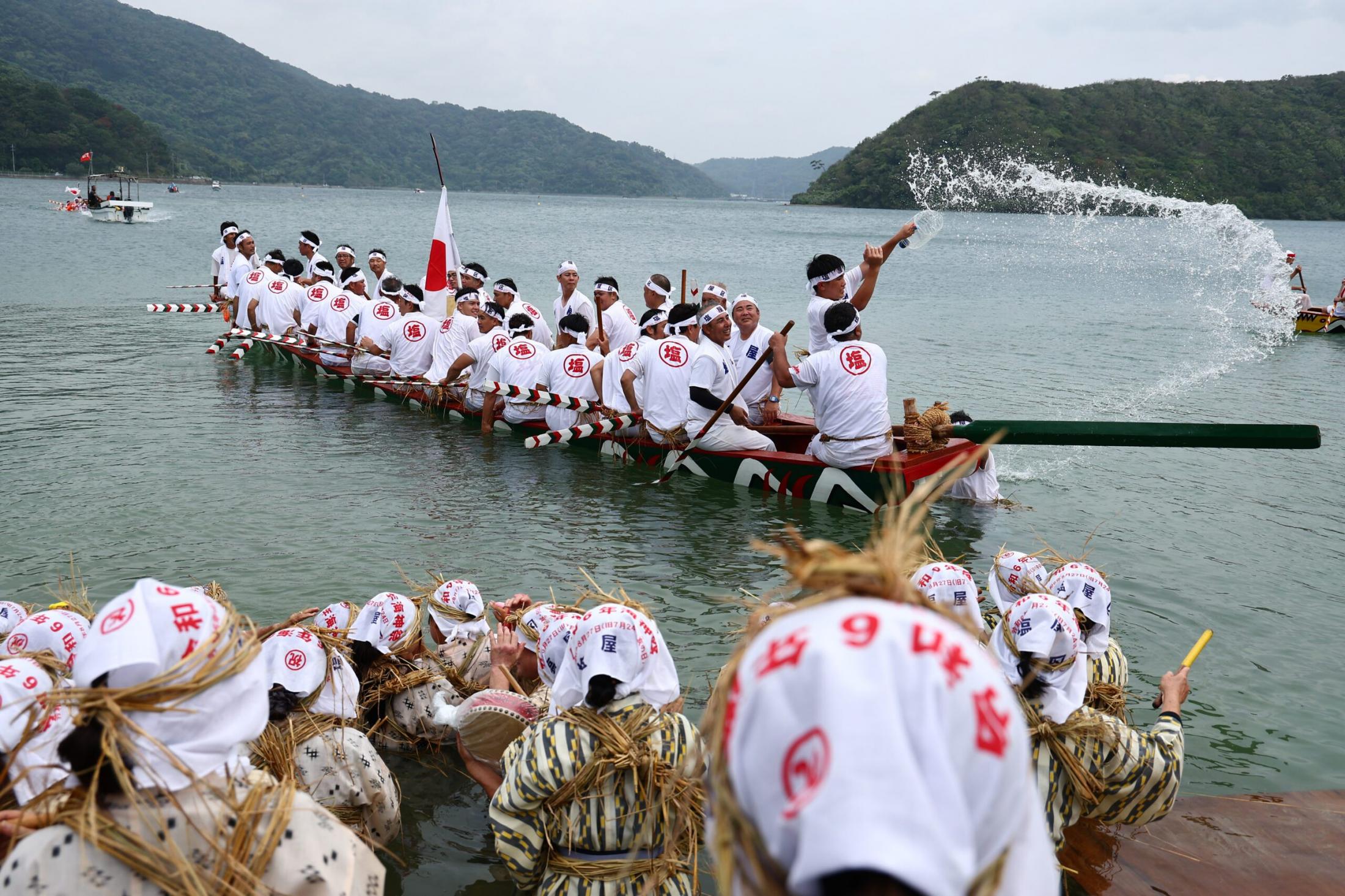 カミンチュが豊作へ祈り 大宜味村・塩屋湾で海神祭「ウンガミ」 沖縄（琉球新報） - Yahoo!ニュース