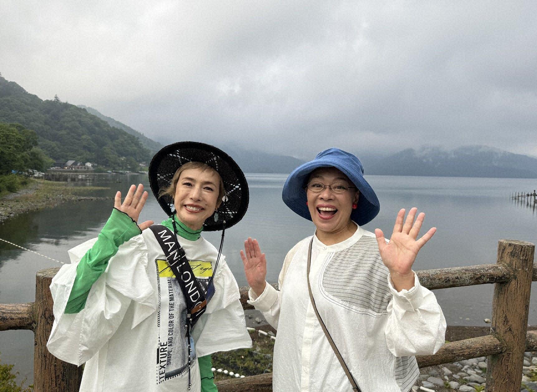 久本雅美＆柴田理恵＞60代で20年ぶり2人旅 「旅サラダ」で栃木へ 個性的な旅コーデで日光東照宮を参拝、中禅寺湖ではメガSUP体験も（毎日キレイ） -  Yahoo!ニュース