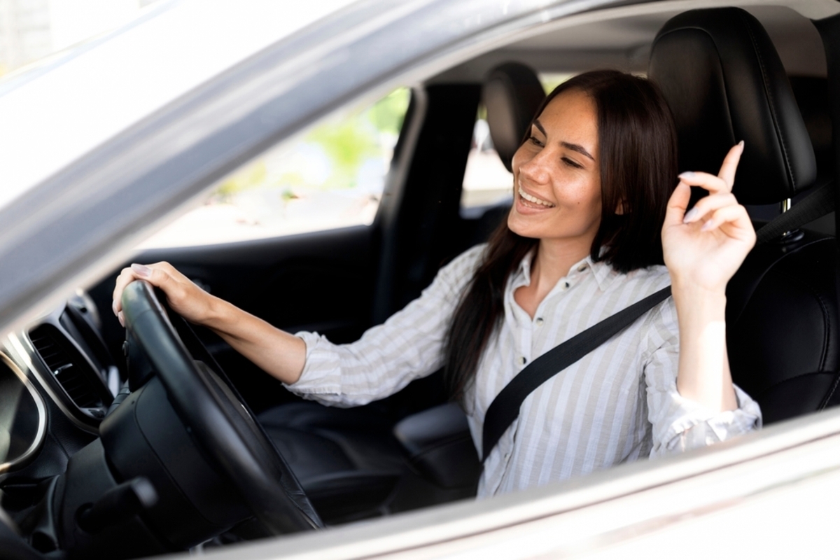 通勤中、車の中で「歌」をうたうのが楽しみです。これって「ながら運転」として罰金の対象になりますか？  イヤホンなしなら大丈夫でしょうか…？（ファイナンシャルフィールド） - Yahoo!ニュース