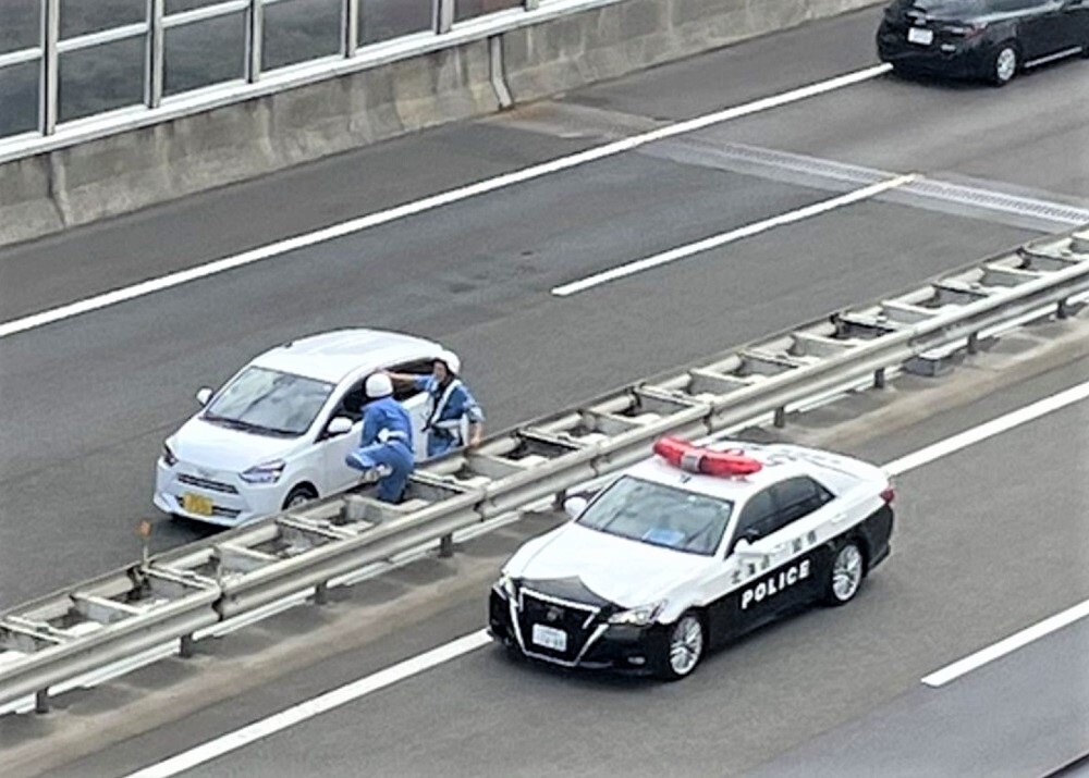 【恐怖】混雑する高速道路を軽乗用車が15キロも逆走…運転していた80代男性は「わからない」と返答…『合流車線から急に右に転回』した事が判明するも…今回は