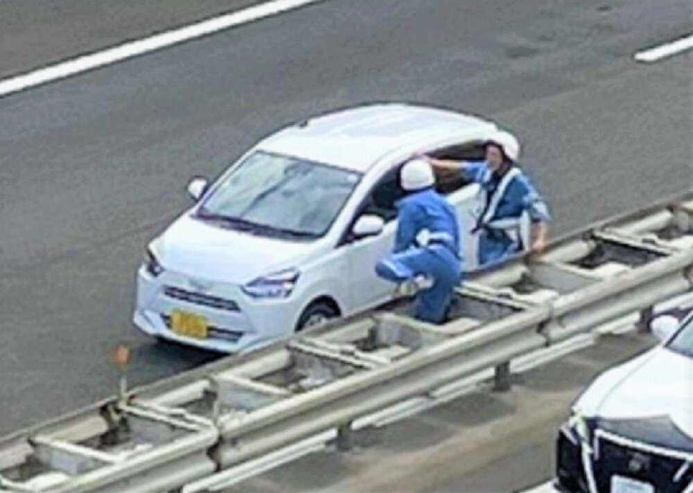 恐怖】混雑する高速道路を軽乗用車が15キロも逆 走…運転していた80代男性は「わからない」と返答…『合流車線から急に右に転回』した事が判明するも…今回は