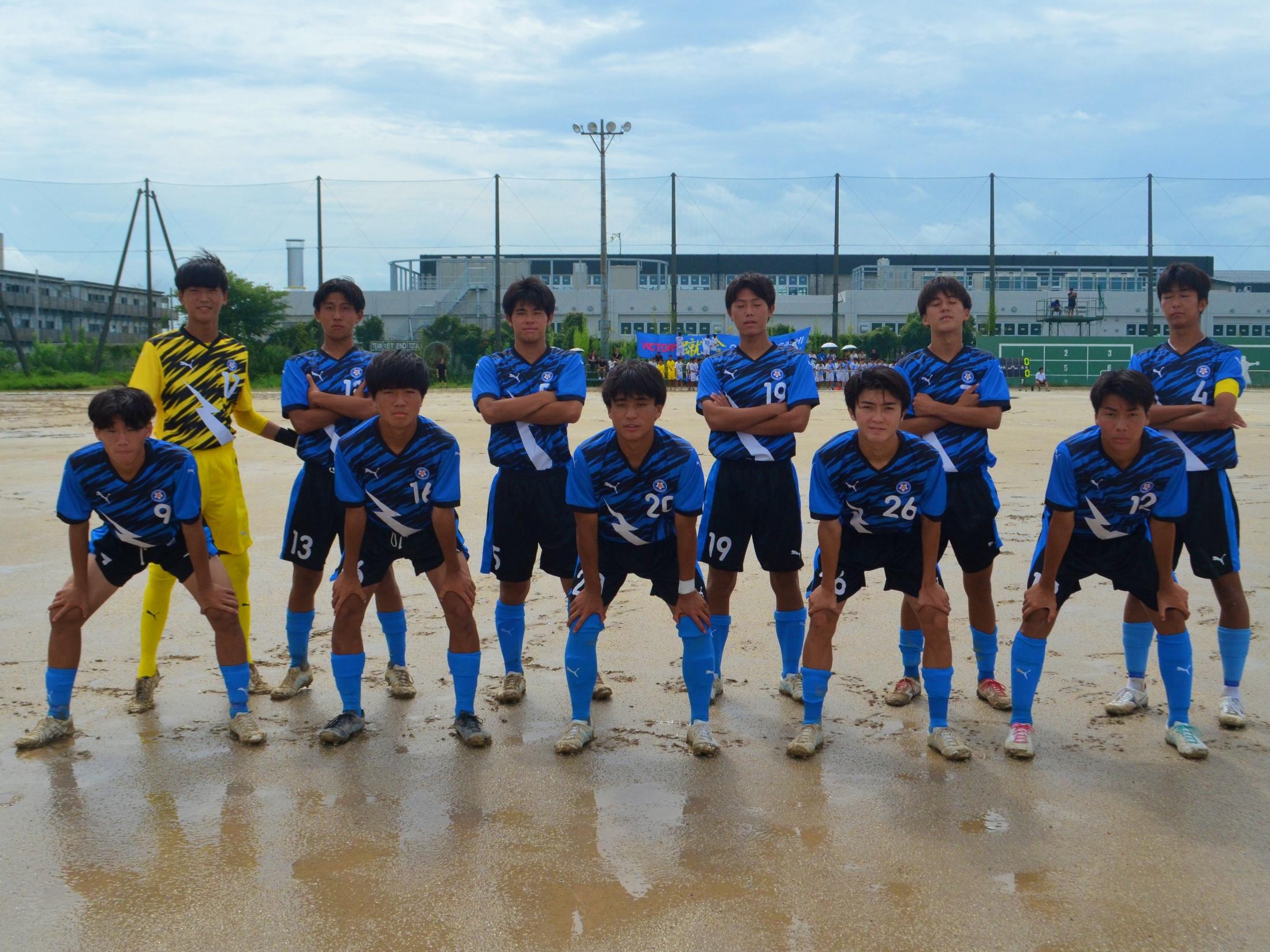 「''青い稲妻”を再び全国へ」悪コンディションも大宮東が2-0勝利で決勝トーナメント進出に名乗り（高校サッカードットコム） - Yahoo!ニュース