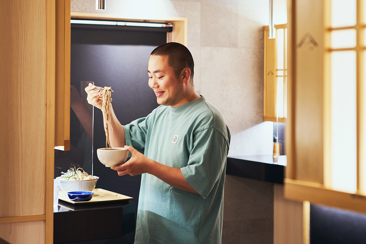 東京駅】朝ごはんガッツリ派なら〈蕎麦29東京〉の「肉つけそば」を。ハナコ岡部も常連！（Hanako Web） - Yahoo!ニュース