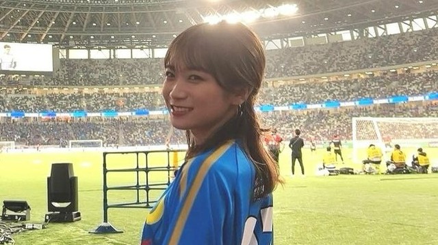 女神？天使？秋元真夏 美脚まぶしいミニスカユニフォーム姿で国立に降臨！「全宇宙一可愛かった」（めざましmedia） - Yahoo!ニュース