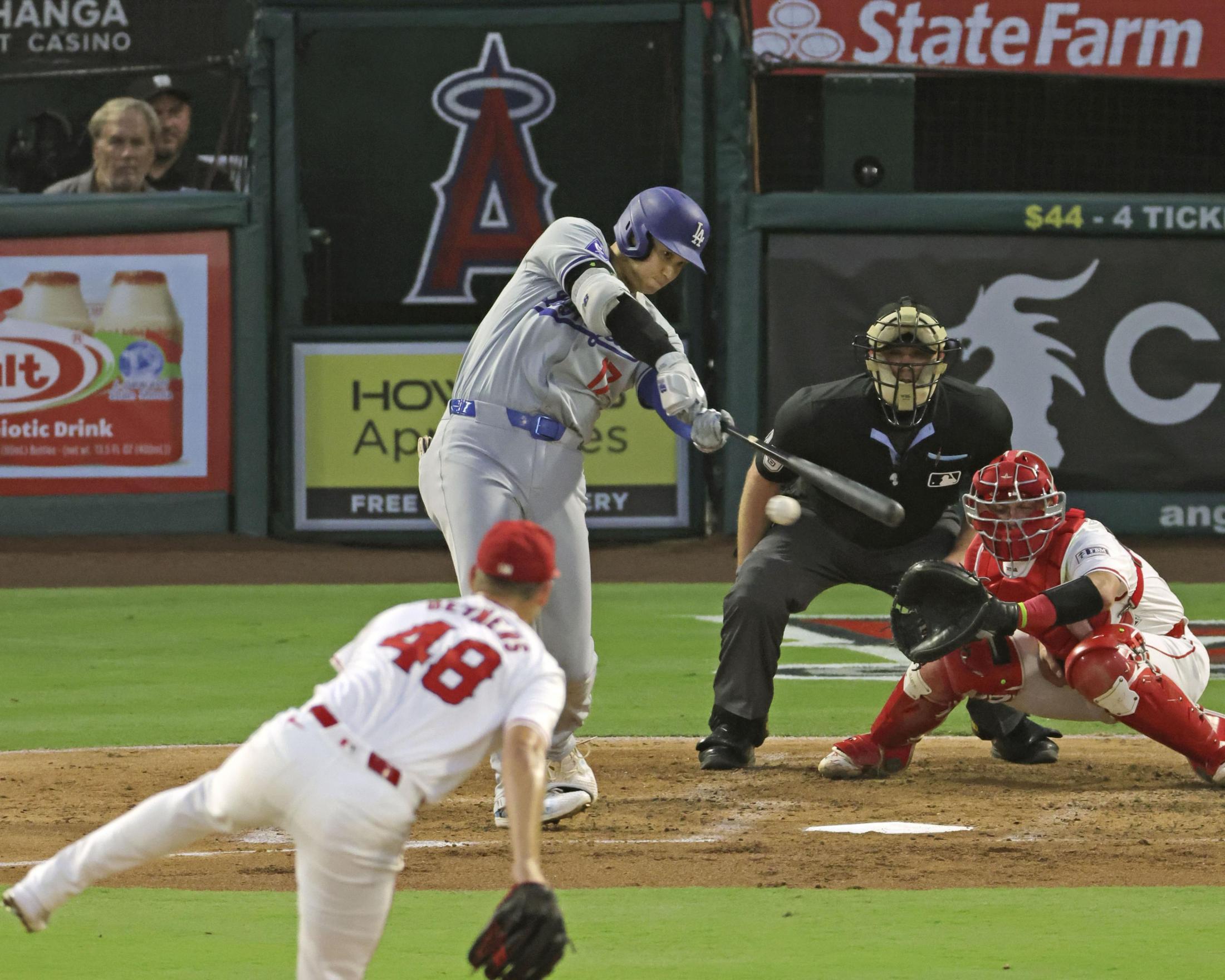 MLBエンゼルスの選手控え室の椅子で重さがあります。