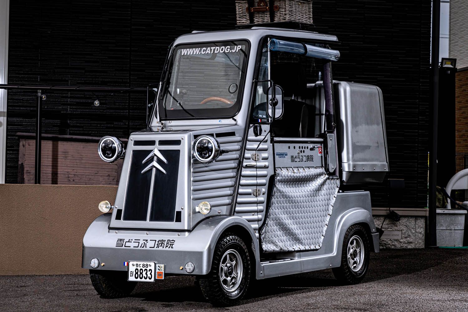 車幅たった88センチの四輪車！ シトロエン「Hトラック」風の光岡自動車「CONVOY 88」は時代を先取りしたマイクロEVでした【マイクロカー図鑑】（Auto  Messe Web） - Yahoo!ニュース