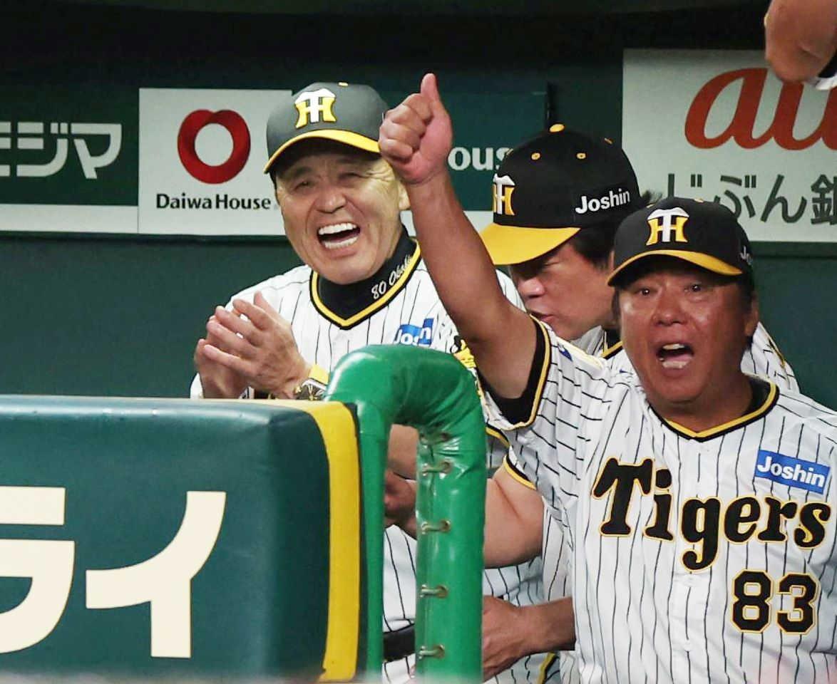 阪神 岡田采配的中で聖地４連勝 初球セーフティースクイズで井上“神の左手” 連続バスターで５連打呼んだ（デイリースポーツ） - Yahoo!ニュース