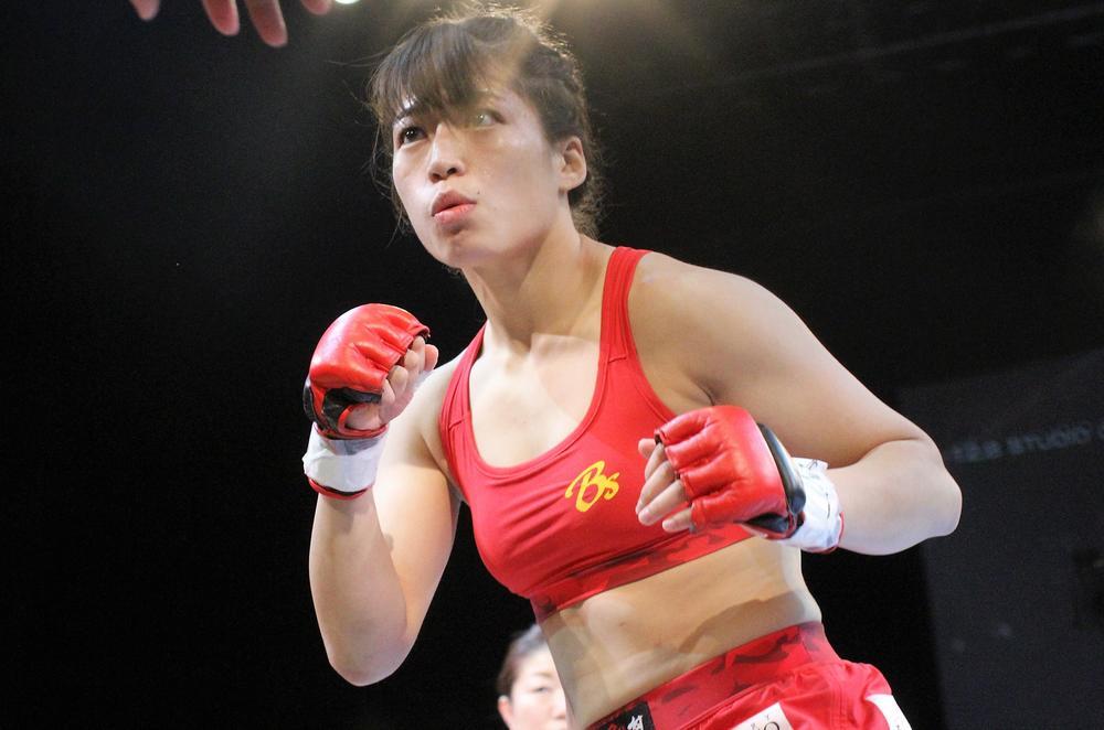 KNOCK OUT】“流血のマドンナ”鈴木万李弥がヒジ打ちありオープンフィンガーグローブマッチでONE出場の強敵と対戦「これは絶対流血です」（鈴木）（ゴング格闘技）  - Yahoo!ニュース