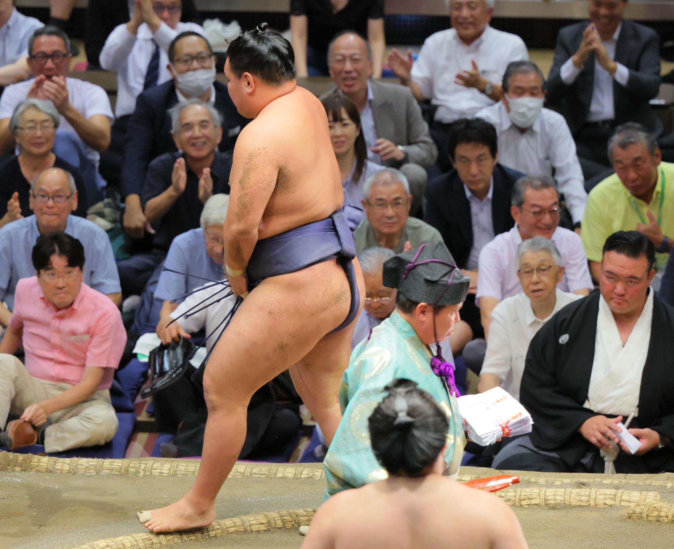 異例　豊昇龍が敗戦後に礼のやり直し　場内騒然　審判長「相手を見てない」促されて再び土俵へ上がる（デイリースポーツ） - Yahoo!ニュース