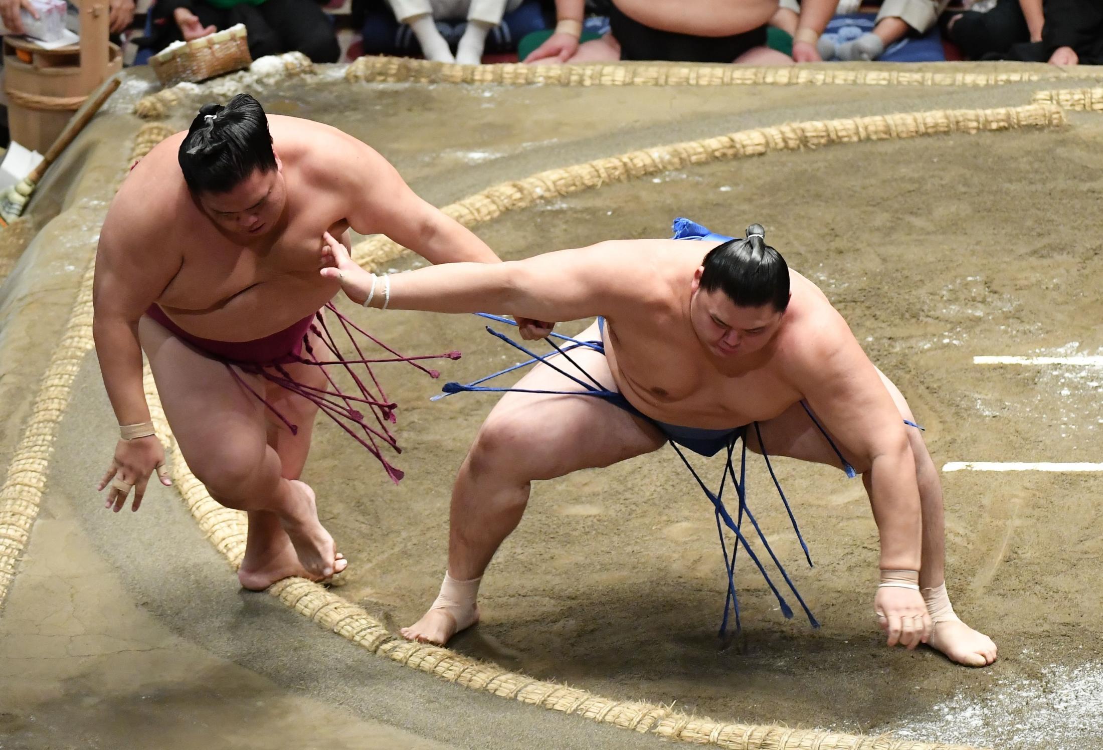 関脇大の里がストレート給金 御嶽海を押し出しで下し初日から８連勝で勝ち越し（デイリースポーツ） - Yahoo!ニュース