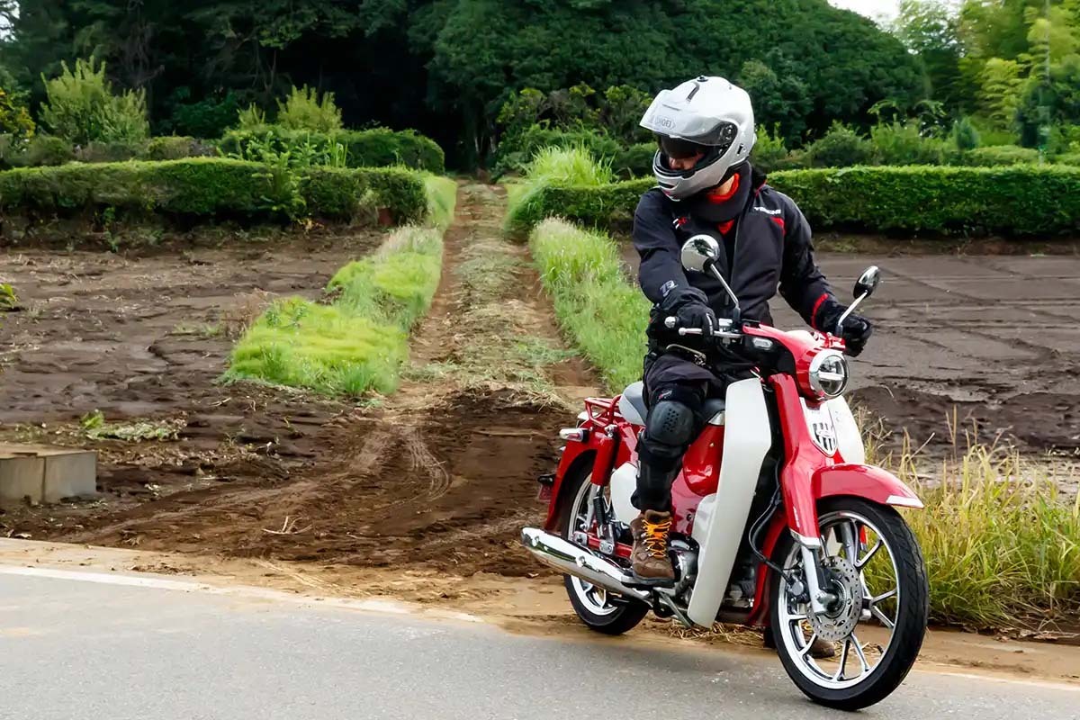 【試乗】ホンダ スーパーカブC125 ː 一億台の頂点に立つラグジュアリー実用車（Webikeプラス） - Yahoo!ニュース