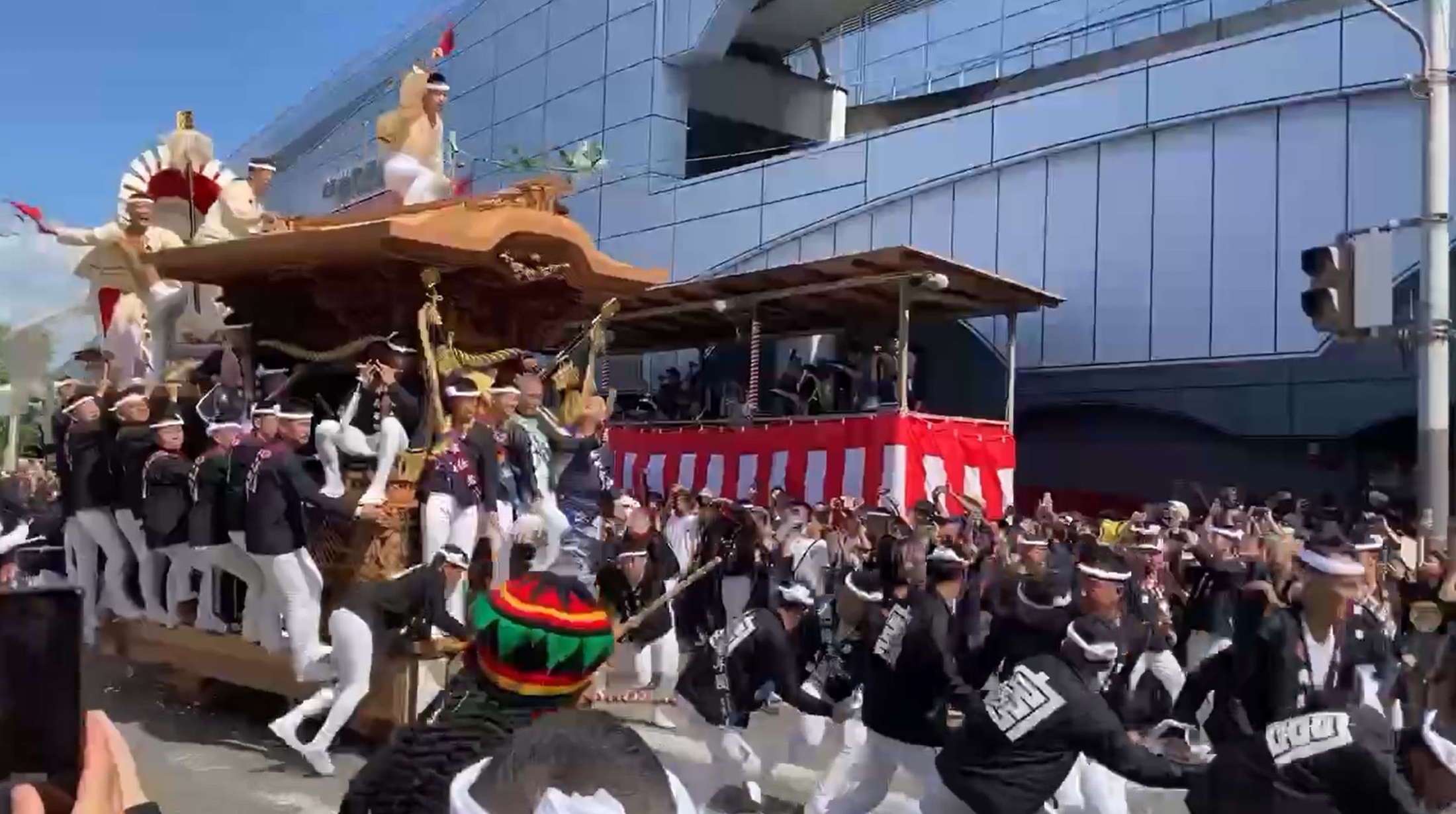 岸和田だんじり祭 カンカン場などで豪快なやりまわし(Yahoo 岸和田だんじり祭 カンカン場などで豪快なやりまわし(Yahoo
