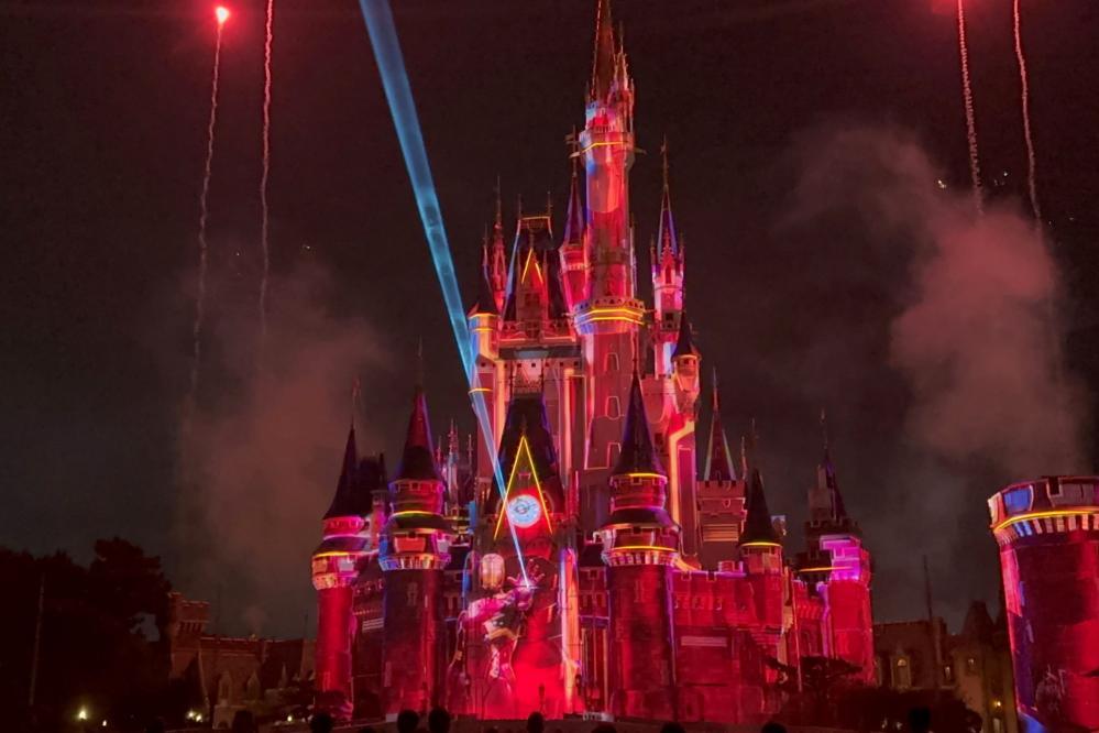 TDL】夜のシンデレラ城で人気キャラクターたちが空を翔ける！ワクワクと感動が止まらない...！！《編集部レビュー》（東京バーゲンマニア） -  Yahoo!ニュース