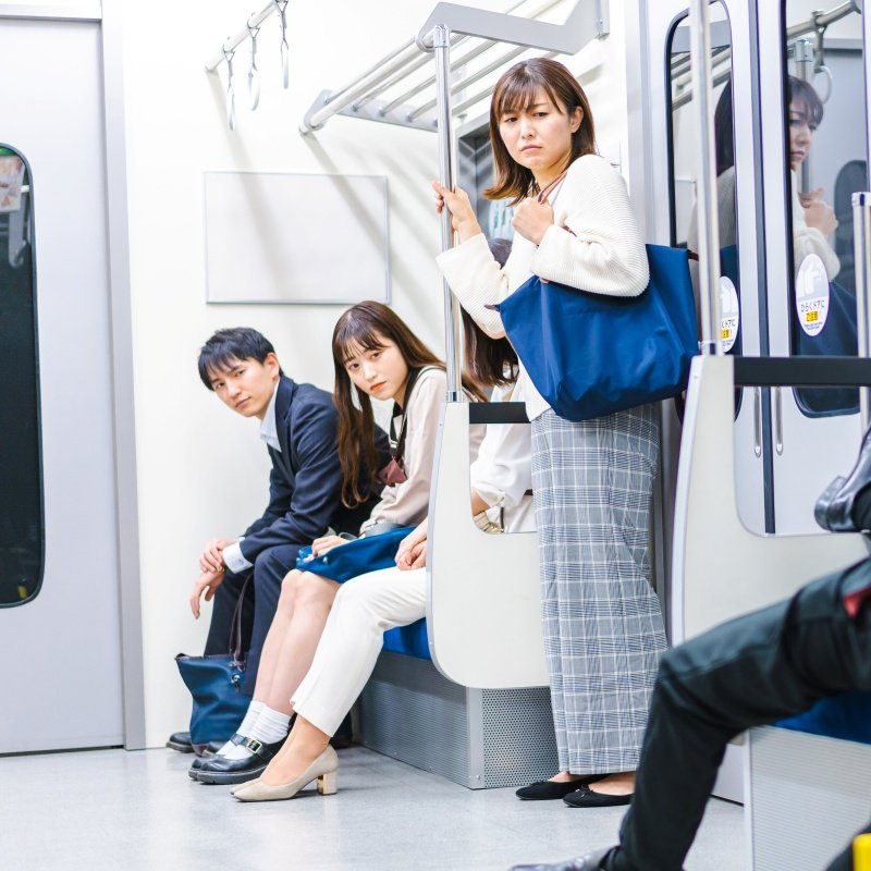 電車内でイキるオジサン！がやらかす無自覚な迷惑行為。周りの目を気にしない、「無敵のオジサン」に驚愕。（FORZA STYLE） - Yahoo!ニュース