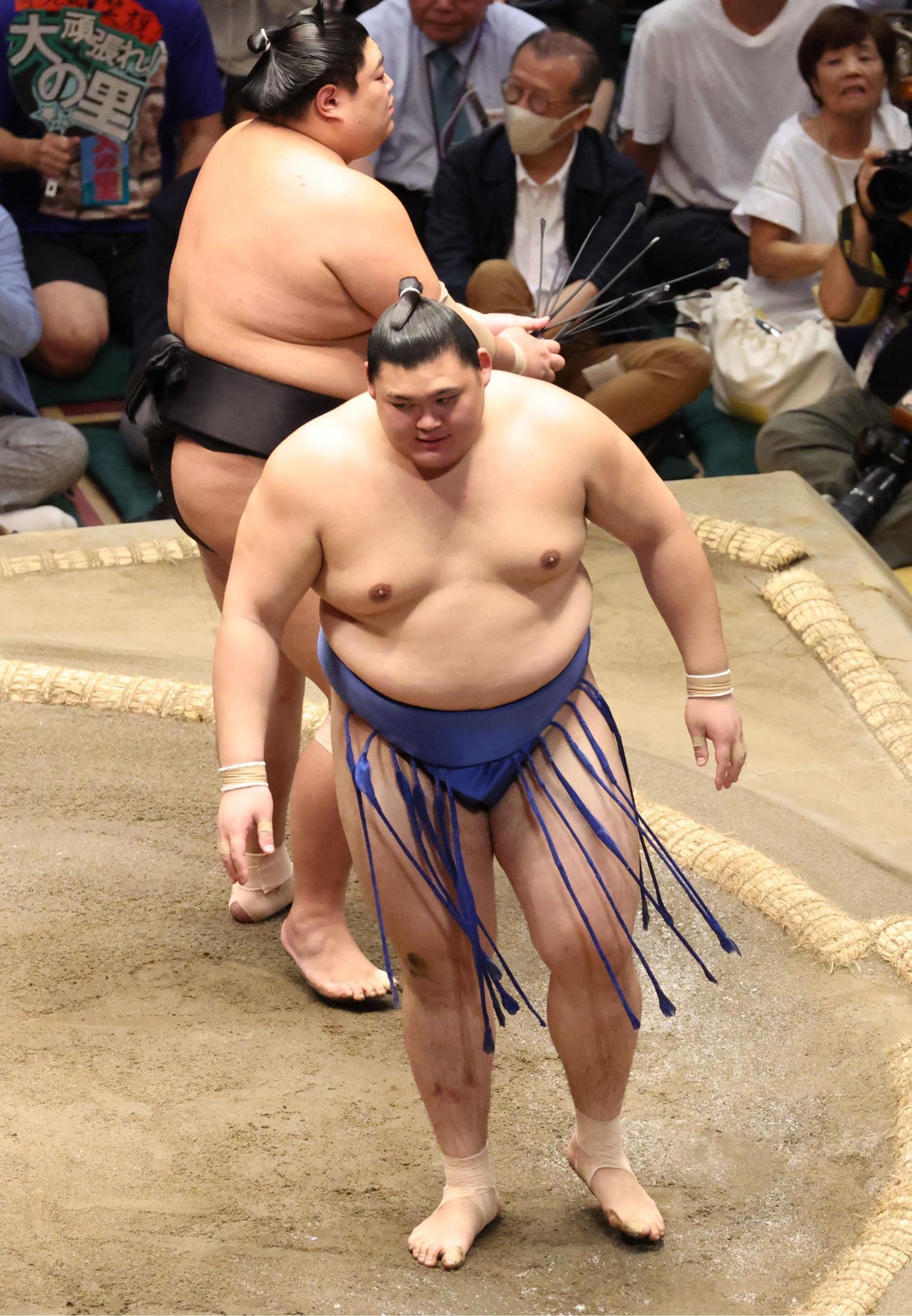 前日Ｖの大の里 千秋楽敗れて１３勝２敗 阿炎の引き落としにバッタリ手をつく（デイリースポーツ） - Yahoo!ニュース