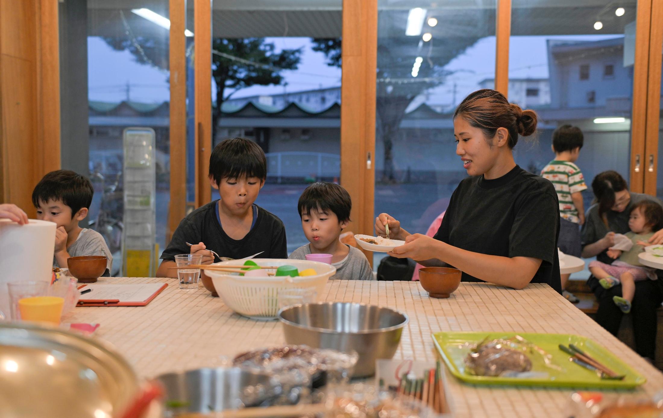 「肉や卵もぜいたく品」不安抱えるシングルマザー　続く物価高、子ども食堂に集う人々のため息（毎日新聞） - Yahoo!ニュース