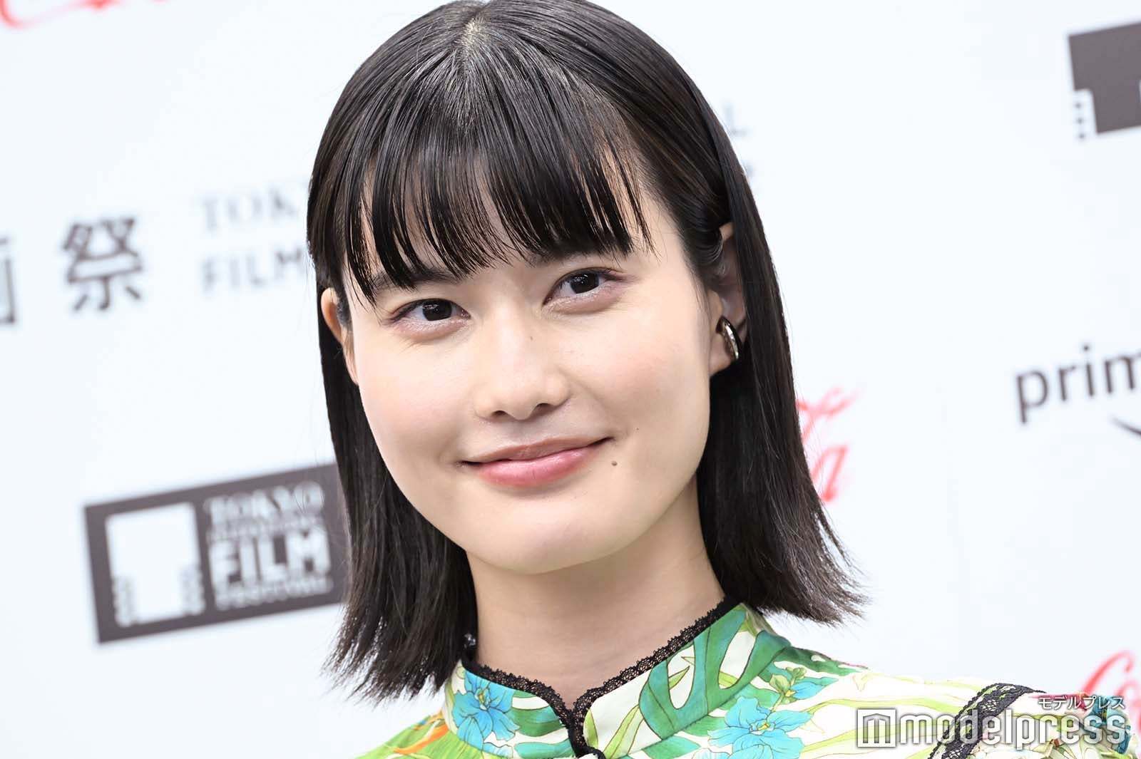 橋本愛、超ミニ丈で美ウエスト大胆披露 へそ出しルックに「腹筋すごい」「美の化身」と絶賛の声（モデルプレス） - Yahoo!ニュース