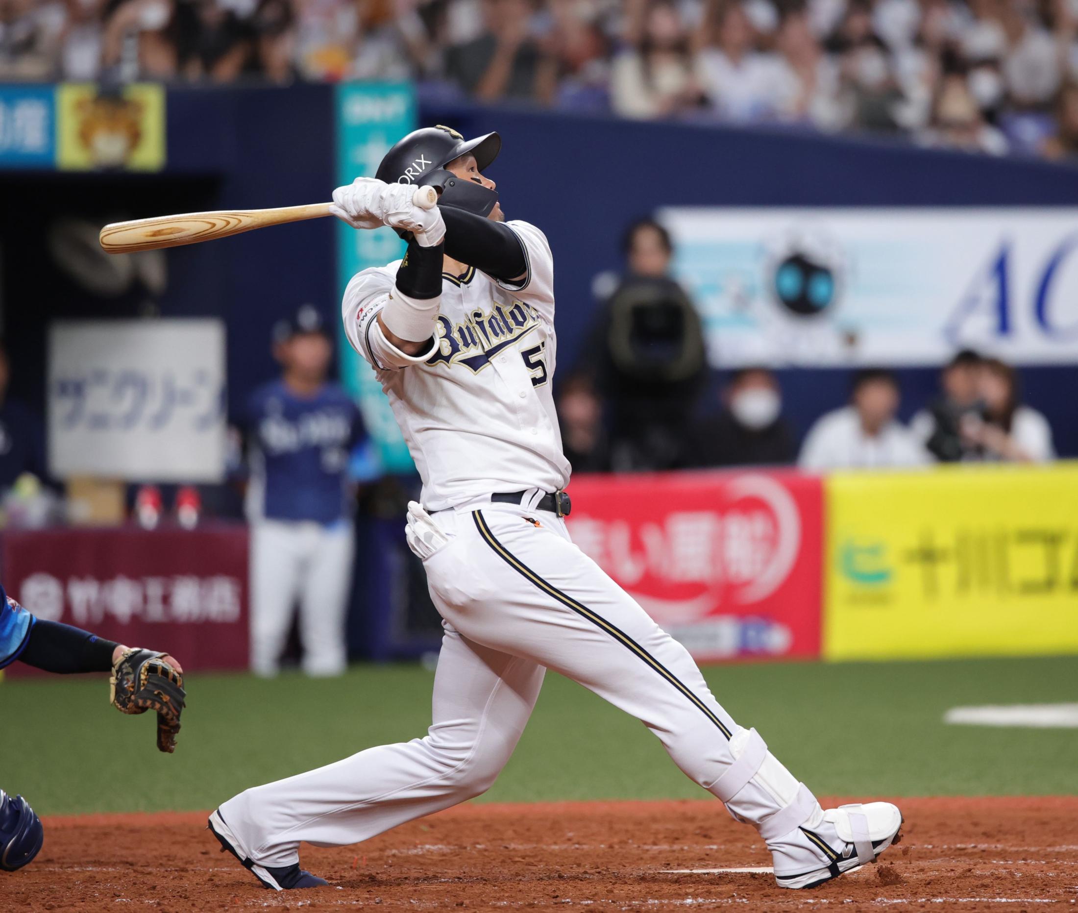 オリックス Ｔ－岡田が代打で登場も中飛 スタンドで舞った白いタオル＆大歓声 六回表から一塁守備へ（デイリースポーツ） - Yahoo!ニュース