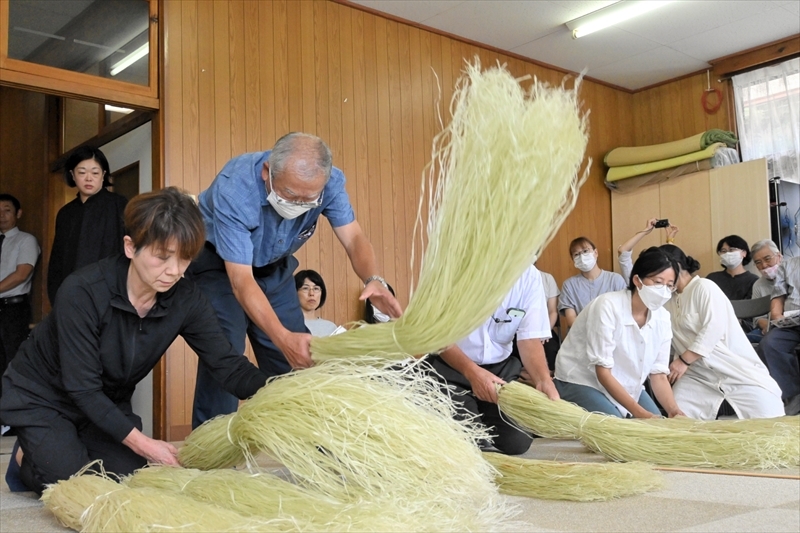 秋の風物詩「からむし」買い入れ 福島県昭和村（福島民報） - Yahoo!ニュース