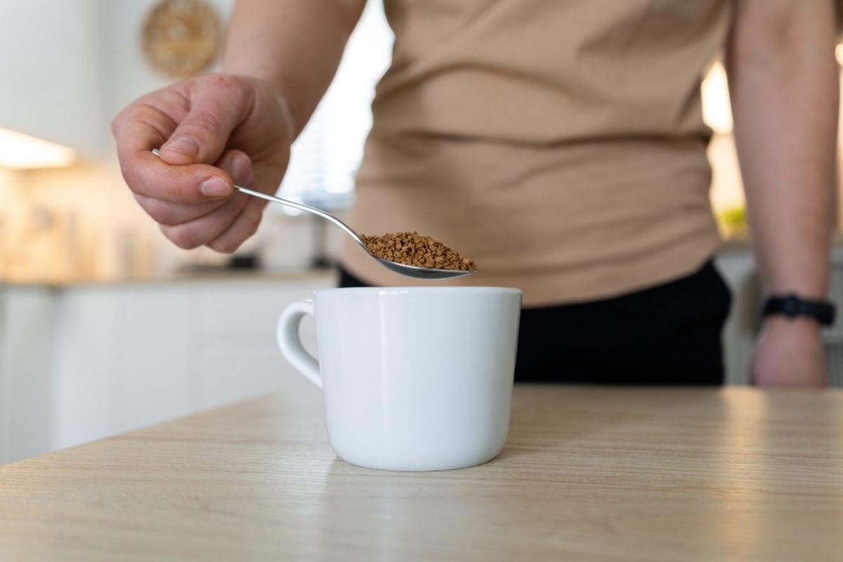 缶コーヒーやカフェのコーヒーを買わずに、全てインスタントコーヒーで済ませるつもりです。1日2杯飲む場合、年間のコーヒー費用はどれだけ浮くでしょうか？（ファイナンシャルフィールド）  - Yahoo!ニュース