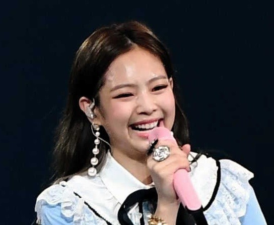 別人級…！BLACKPINKジェニーが金髪に、 水色ホットパンツでCHANELのショー「オーラすごい」「ギャル」（まいどなニュース） -  Yahoo!ニュース