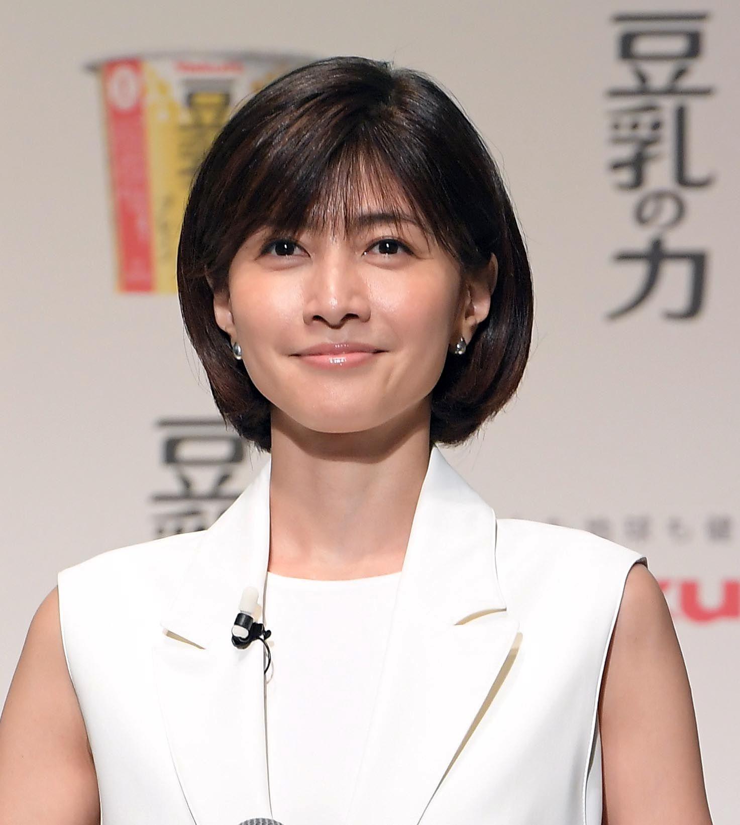 内田有紀48歳 ５度見レベルの美貌でナマ降臨 年を取るの忘れてない？アラフィフの奇跡に会場騒然 割烹着姿も！！（デイリースポーツ） -  Yahoo!ニュース