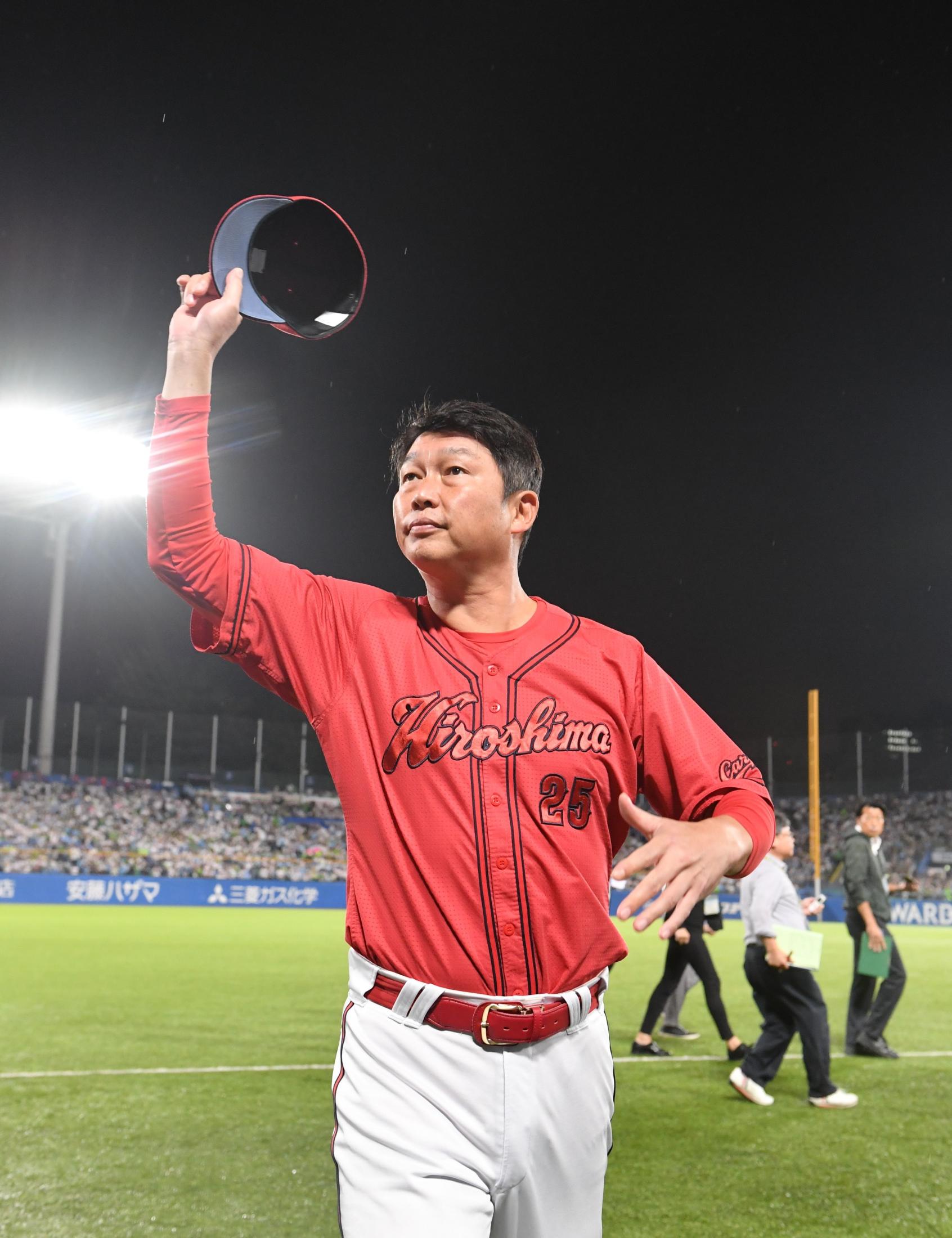 ビジター連敗が１２でストップの広島・新井監督「素直にホッとしている」左翼席埋めた鯉党にも感謝「こんなにたくさん…」【一問一答】（デイリースポーツ） -  Yahoo!ニュース