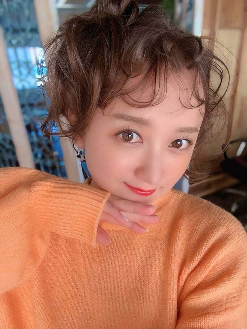 第1子妊娠中の女優・小松彩夏、くるくるヘア姿で上目遣いショット「天使」「可愛さ満点」と反響（モデルプレス） - Yahoo!ニュース