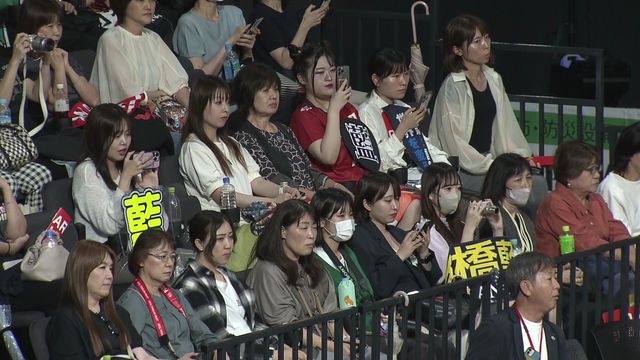バレー】高橋藍が新天地で魅せる 会場は“藍”のボードやうちわで