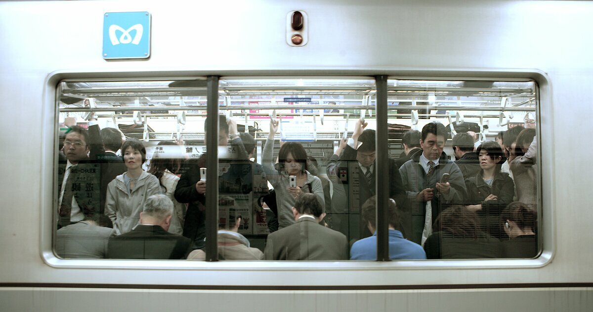 人を押しのけて隣の車両へ……】知らないうちに迷惑オジに⁉満員電車内のNG行為三選（FORZA STYLE） - Yahoo!ニュース