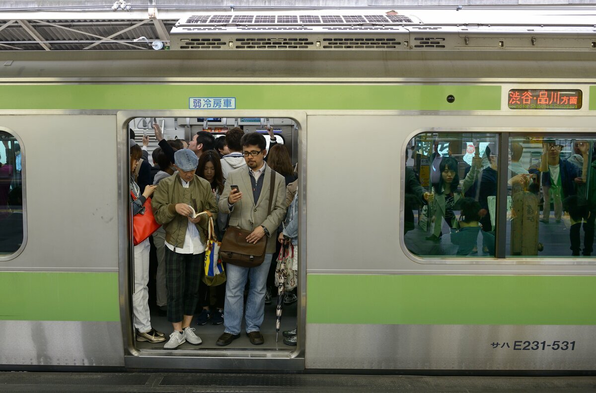 人を押しのけて隣の車両へ……】知らないうちに迷惑オジに⁉満員電車内のNG行為三選（FORZA STYLE） - Yahoo!ニュース