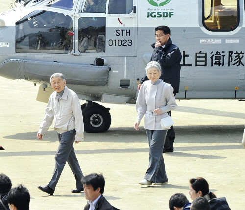 ポリエステルなどの合成繊維も取り入れられている美智子さまの装い、被災地で感じられた温かみと優しさ（読売新聞オンライン） - Yahoo!ニュース