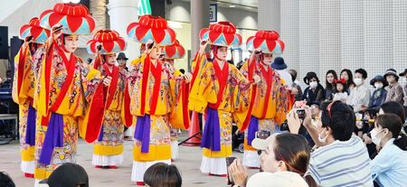 那覇大綱挽まつり開幕 きょう13日は大綱挽や旗頭行列など実施（沖縄タイムス） - Yahoo!ニュース